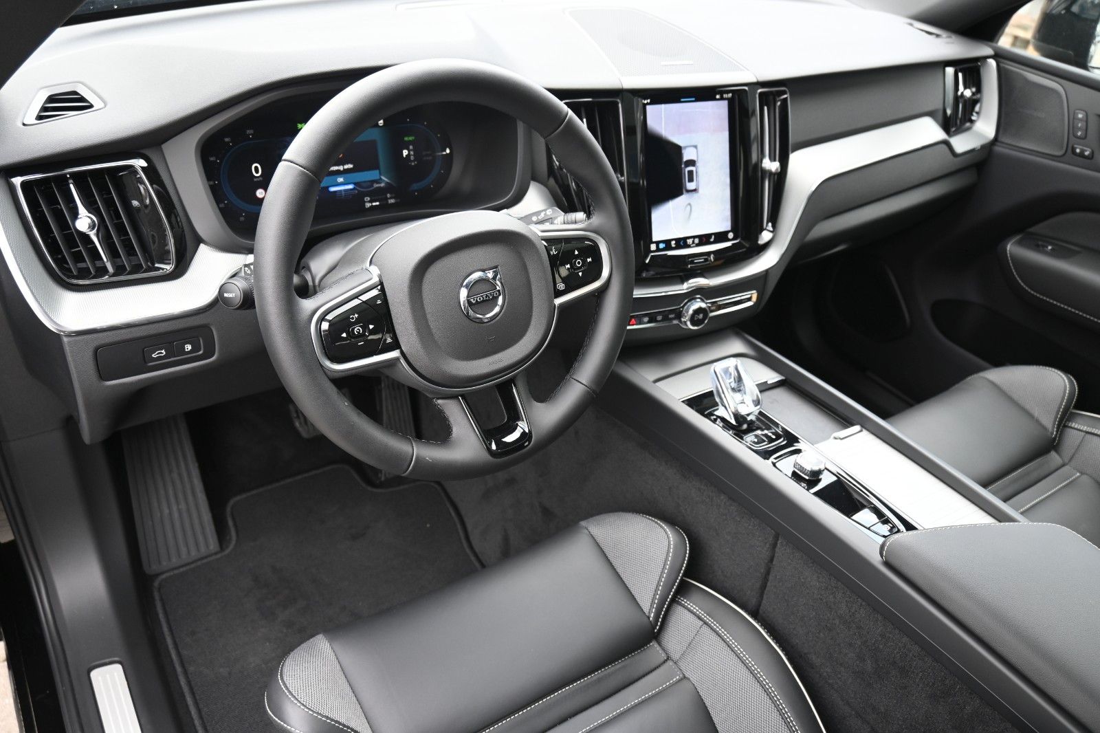Fahrzeugabbildung Volvo XC60 T6 RC AWD Plus Black Edition*360°*ACC*AHK