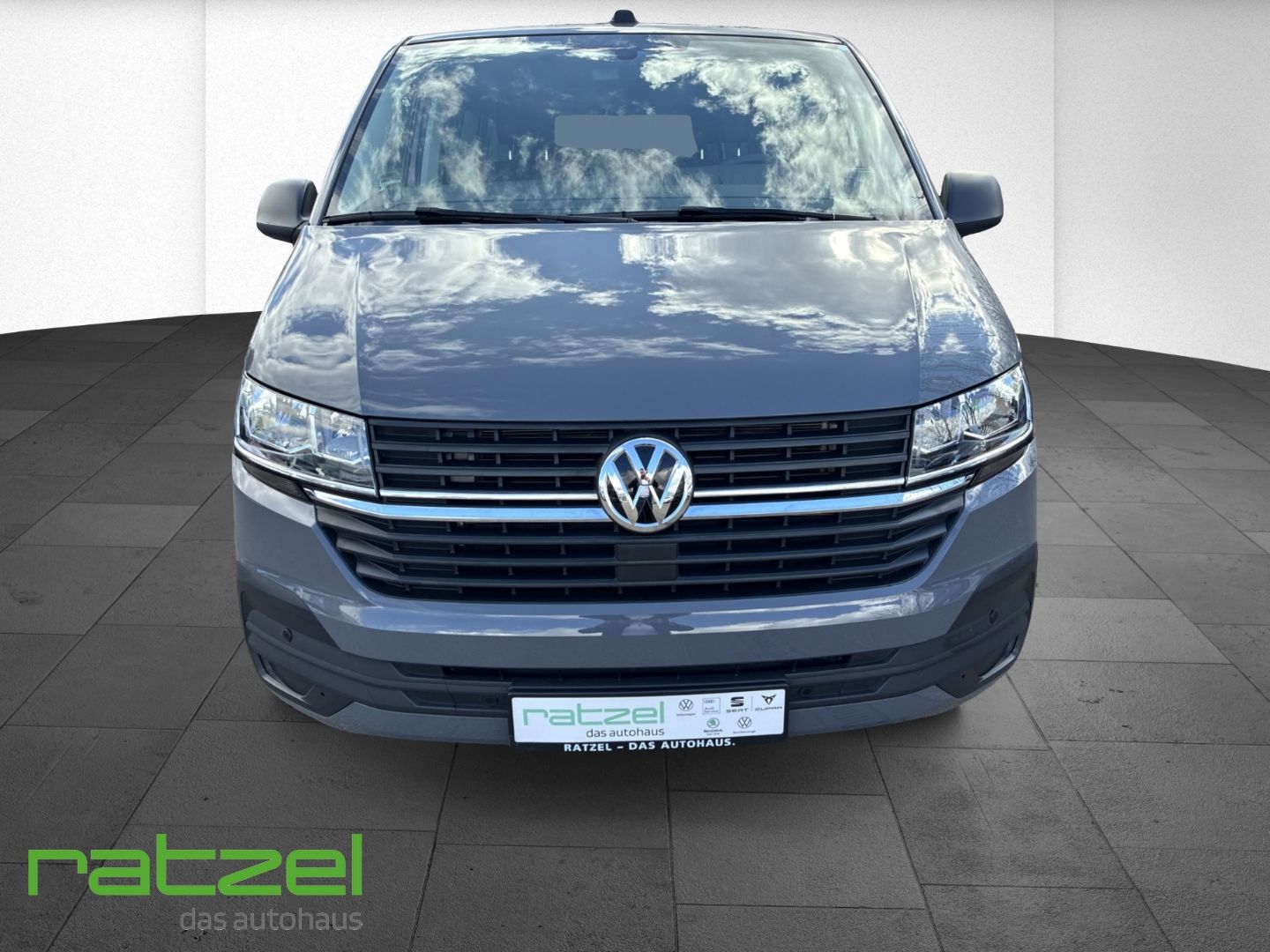 Fahrzeugabbildung Volkswagen T6.1 Multivan Family Trendline 4 Sitze AHK Navi
