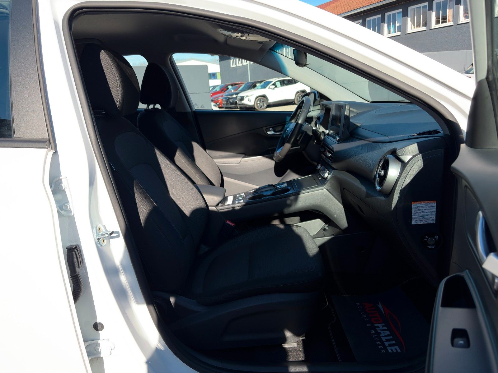 Fahrzeugabbildung Hyundai KONA E Select ACC PDC LFA LKA SHZ LHZ CarPlay