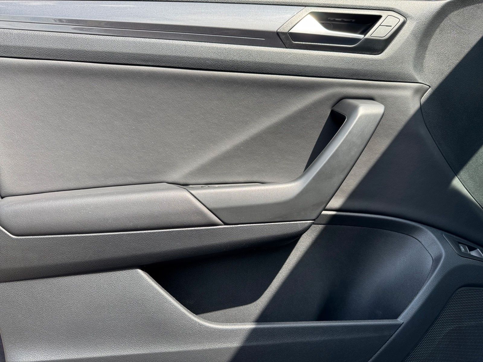 Fahrzeugabbildung Volkswagen T-Roc Sport R-Line 1.5 TSI