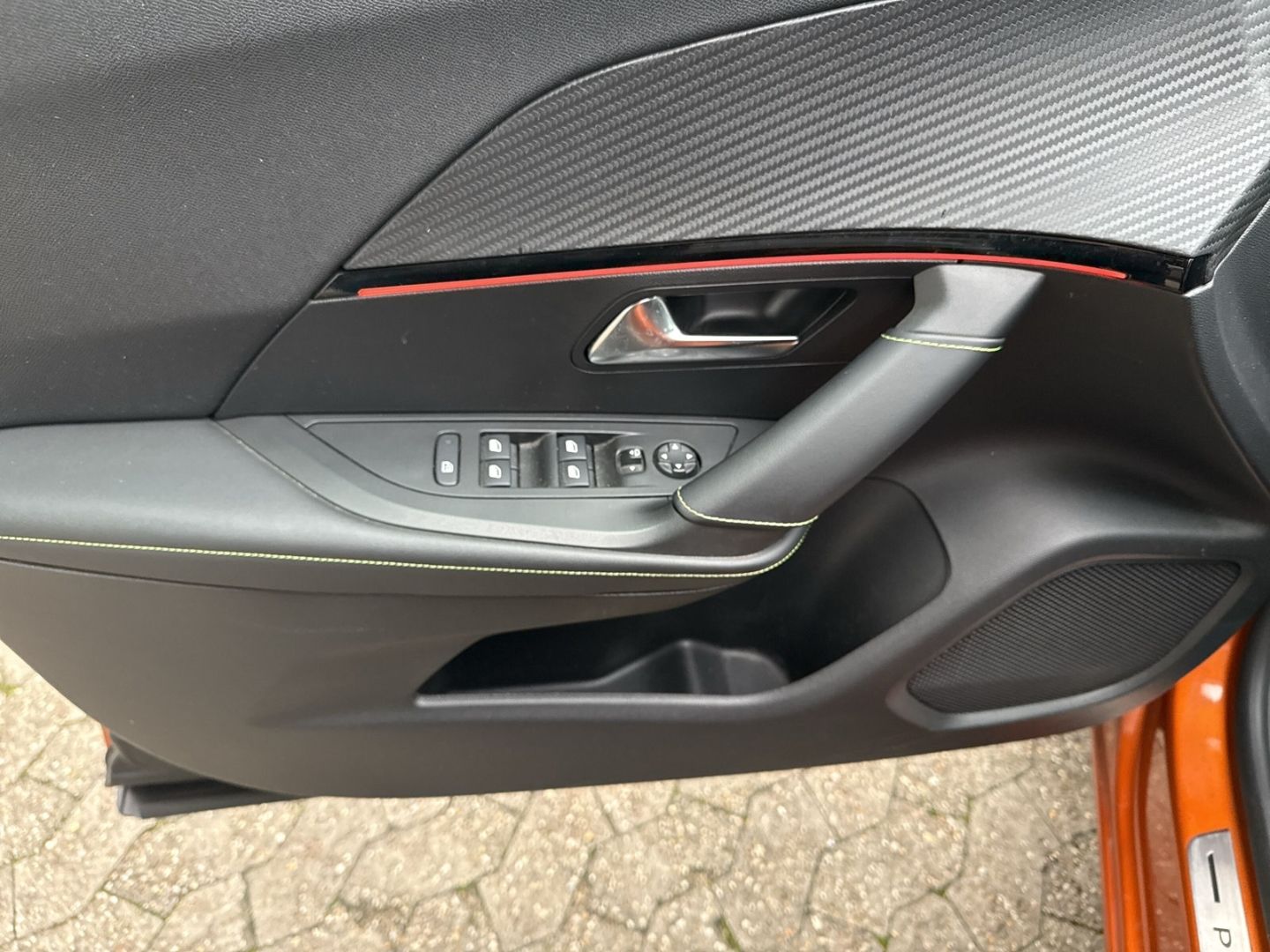 Fahrzeugabbildung Peugeot 2008 e- GT Navi Digitales Cockpit LED Apple CarP