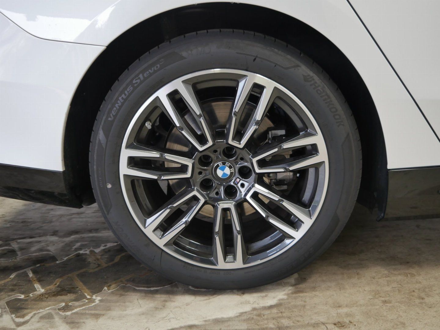 Fahrzeugabbildung BMW i5 xDrive40 M Sportpaket, Aktive Sitzbelüftung v