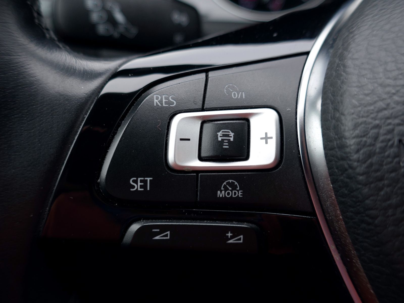 Fahrzeugabbildung Volkswagen Golf VII Variant Comfortline 1.0 TSI | PDC ACC