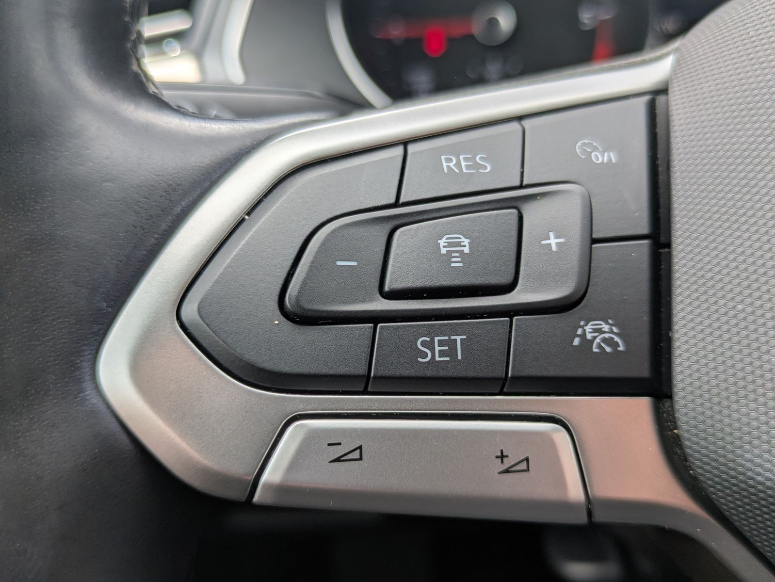 Fahrzeugabbildung Volkswagen Passat 2.0 TDI Elegance AHK*ACC*MATRIX*MASSAGE