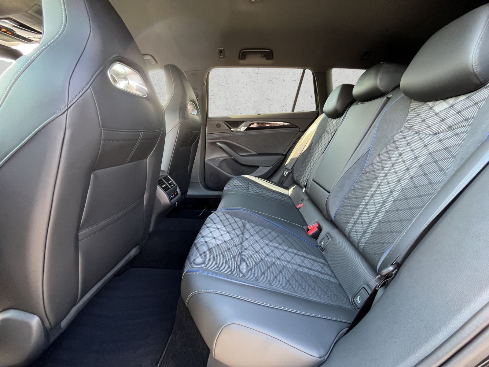 Volkswagen Passat Variant - Bild 12