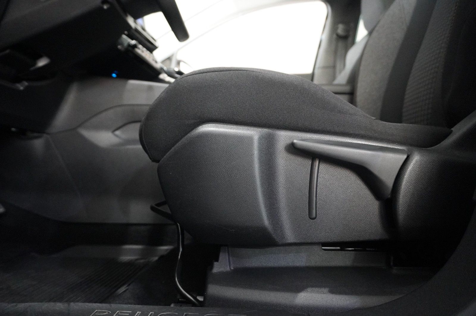 Fahrzeugabbildung Peugeot 5008 1.2T ACTIVE PACK 7-SITZ NAVI/LED/KAMERA/DAB