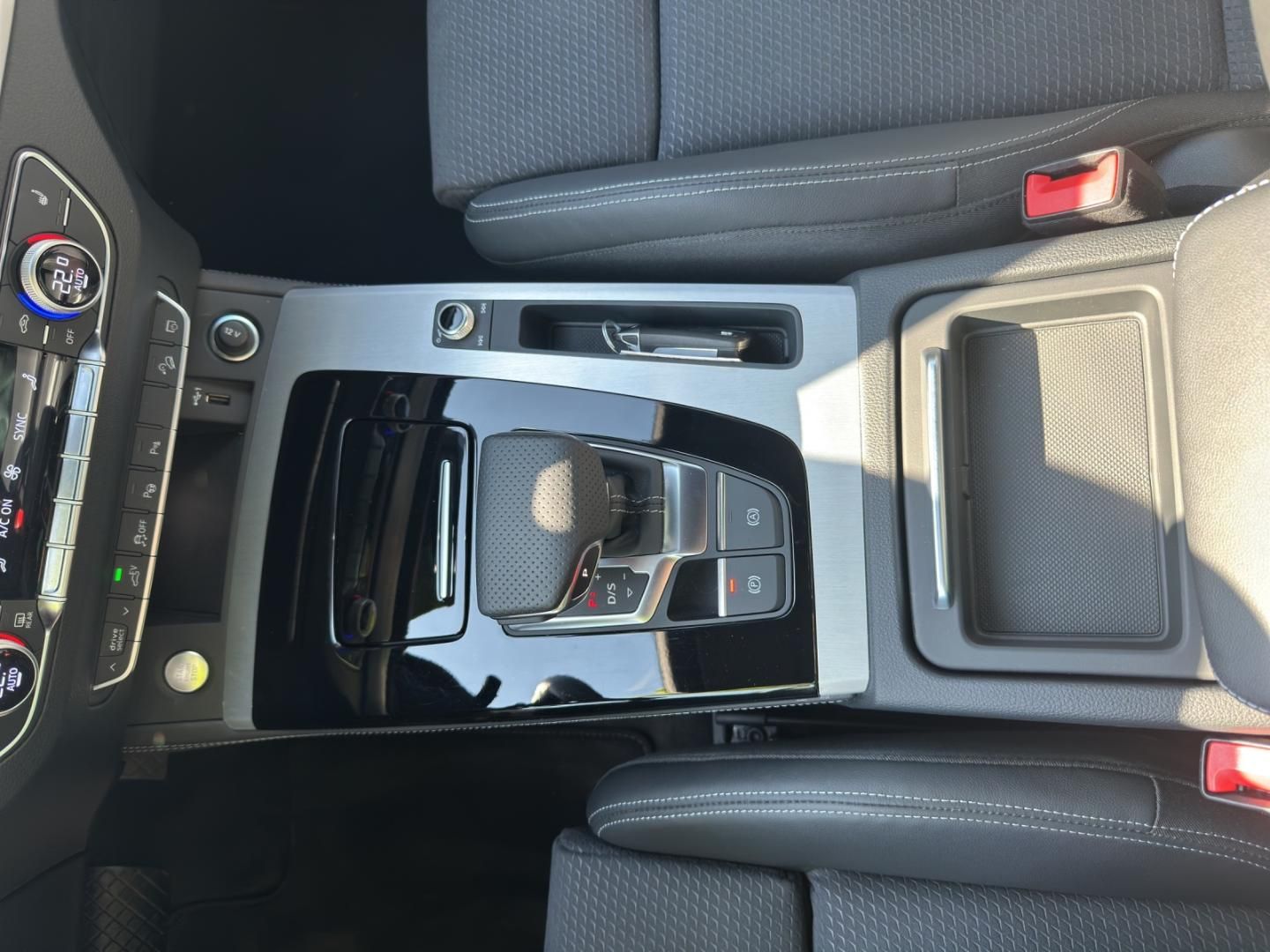 Fahrzeugabbildung Audi Q5 TFSI e S line 55 S Line quattro, Business, B&