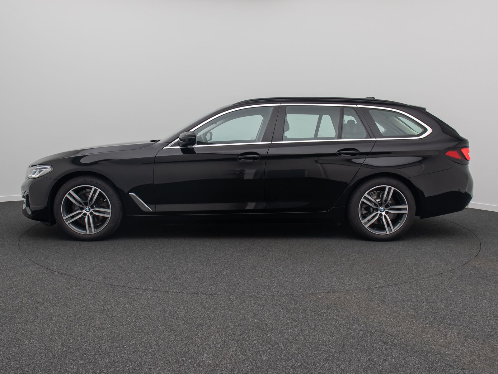 Fahrzeugabbildung BMW 520d xD Kamera HUD DAB Laser Panorama Leder 19"