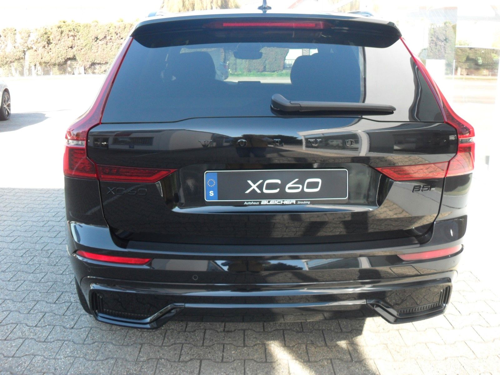 Fahrzeugabbildung Volvo XC 60 B5 Plus Black Edition AWD | Luftfederung
