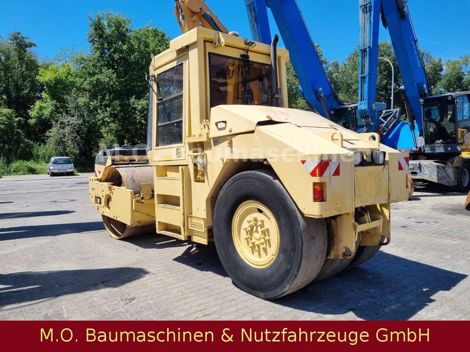 Fahrzeugabbildung CAT CB-535 B / Kombiwalze