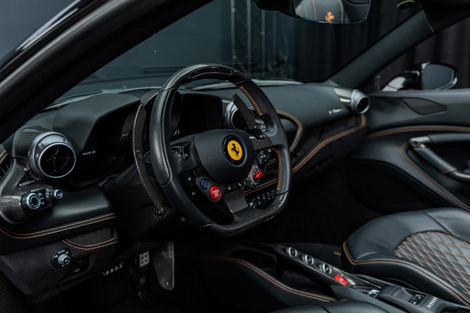 Fahrzeugabbildung Ferrari F8 Spider + Nero Daytona + Carbon + Lift + Garan