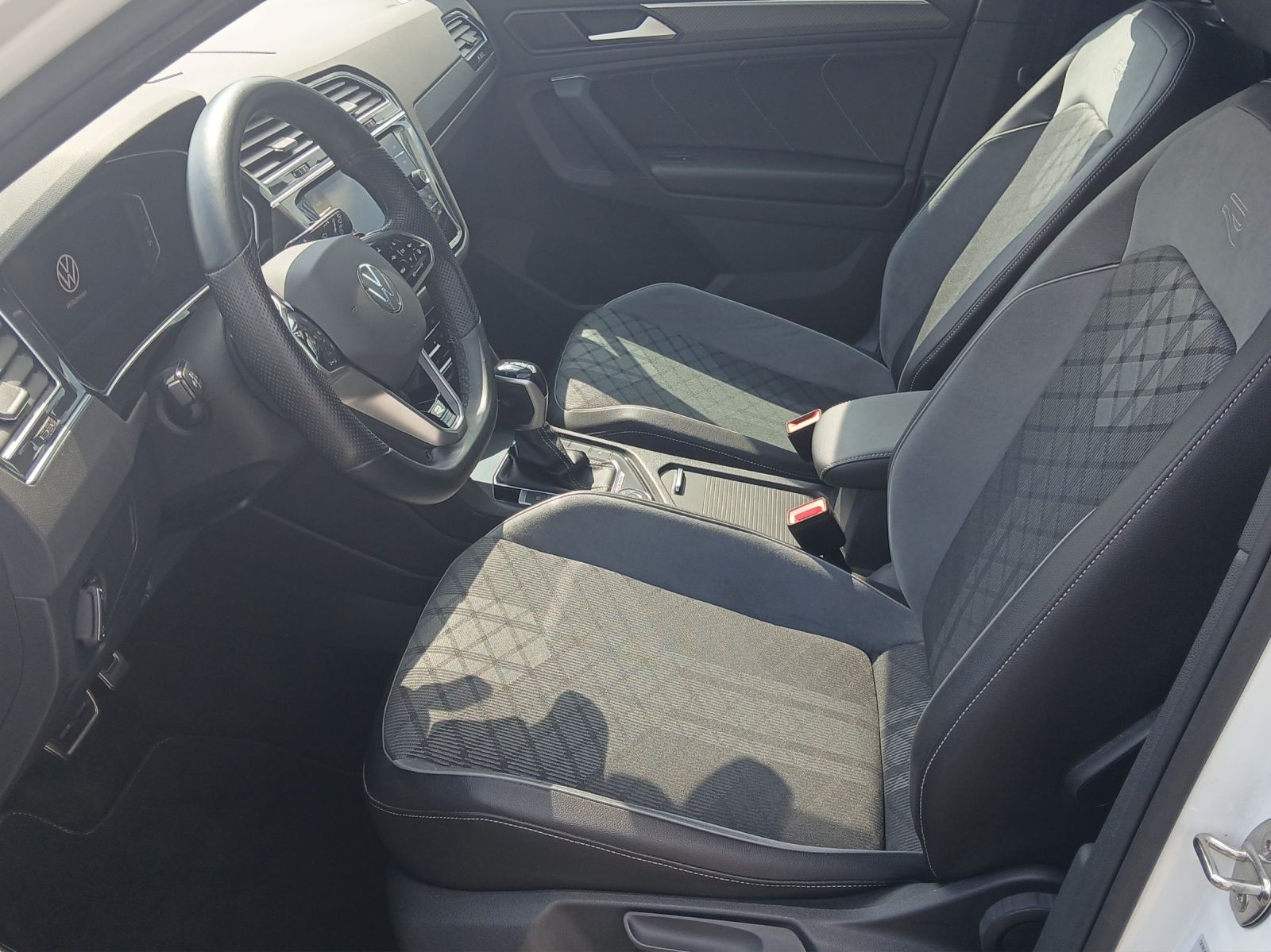 Fahrzeugabbildung Volkswagen Tiguan TDI R-Line DSG 4M Matrix AHK Navi AID ACC