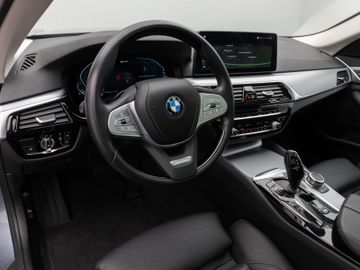 Fahrzeugabbildung BMW 530e xD Pano Kamera DAB HiFi Adapt. Fahrwerk 19"