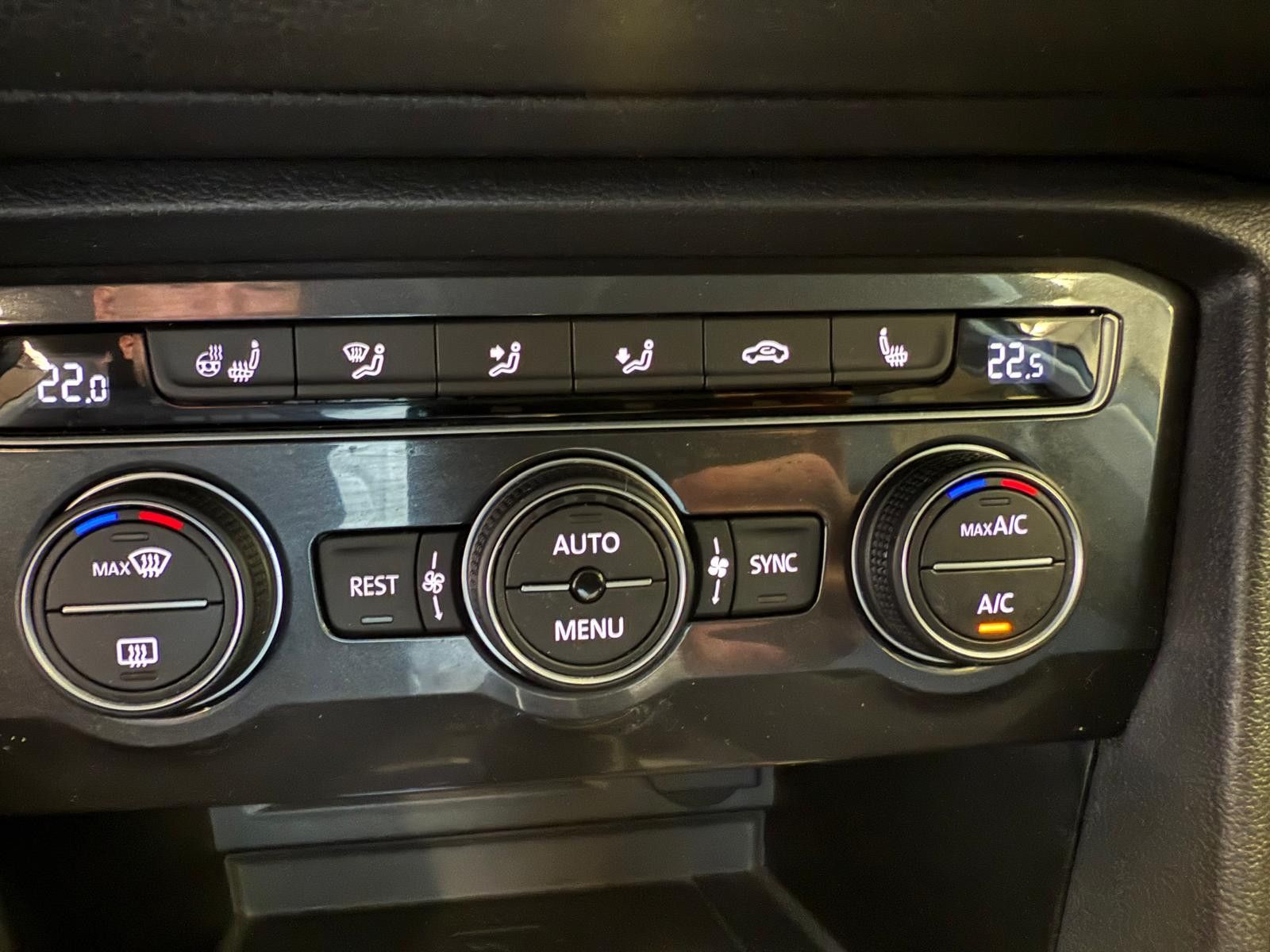 Fahrzeugabbildung Volkswagen Tiguan Allspace IQ.DRIVE/1. Hand / Navi /Digital