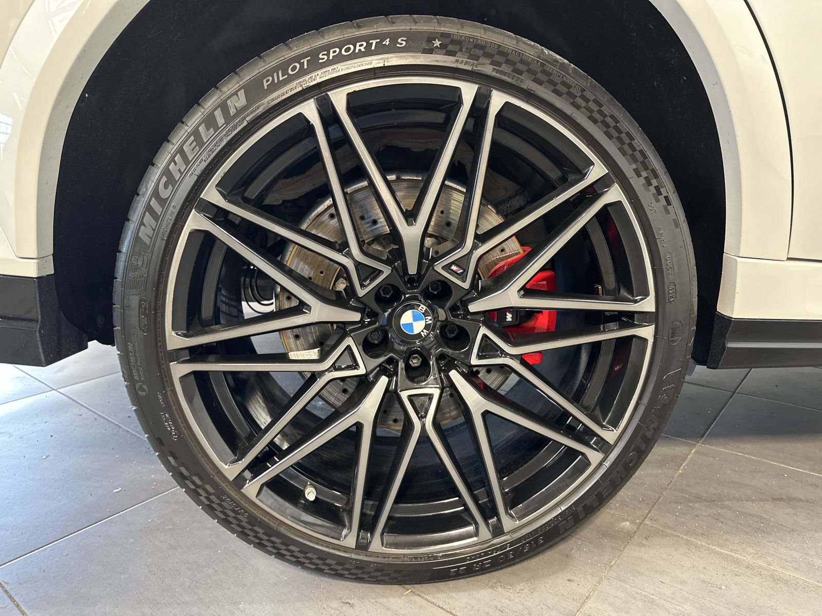 Fahrzeugabbildung BMW X6 M Competition NAV+LASER+360°+AHK+B&W+PANORAMA