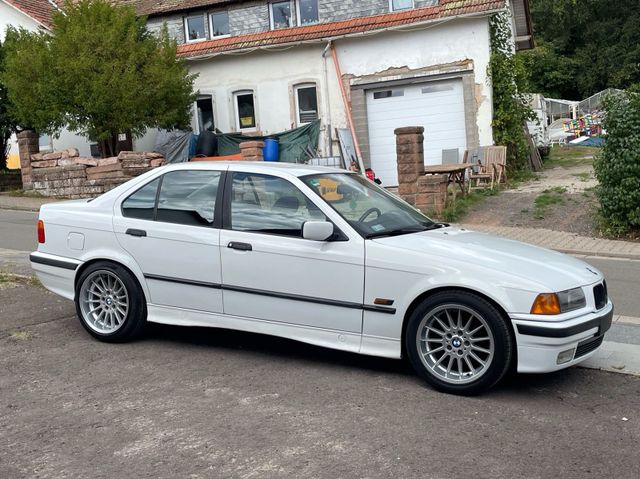 BMW BNW 325 i E36 Lim 30 Jahre alt