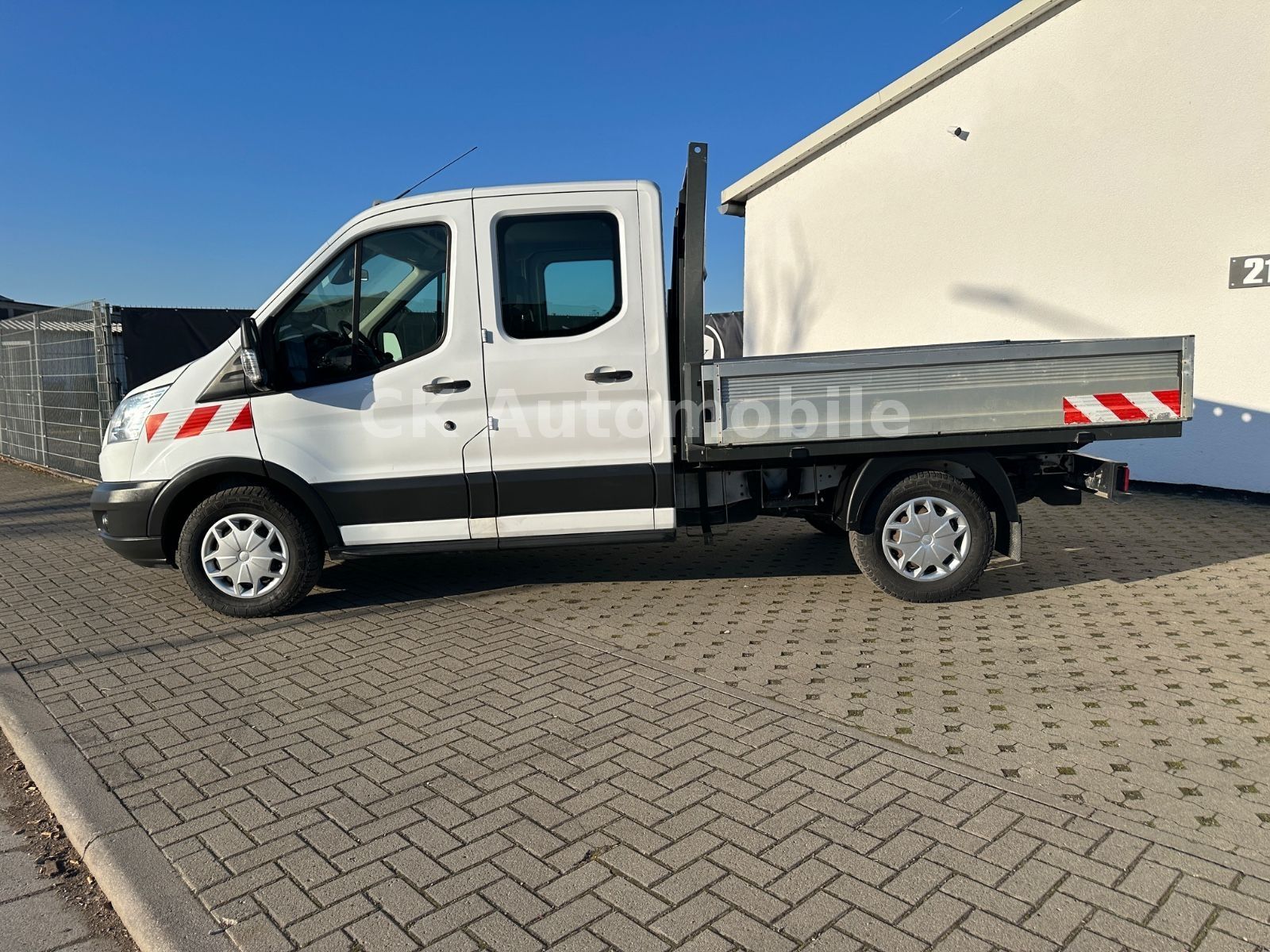 Fahrzeugabbildung Ford Transit Pritsche 350 L2 DoKA/7 Sitze/Klima/AHK