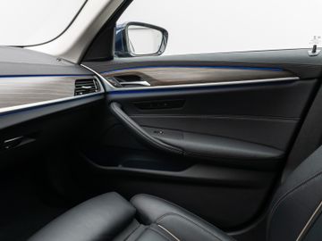 Fahrzeugabbildung BMW 520d xD Luxury Line Kamera HUD DAB HiFi DisplKey