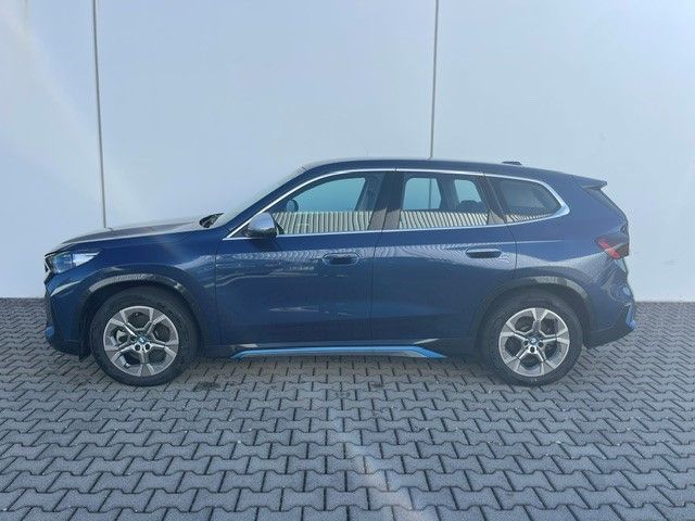 BMW iX1 xDrive 30 xLine AHK SHZ DrivAss HUD LCProf foto 4