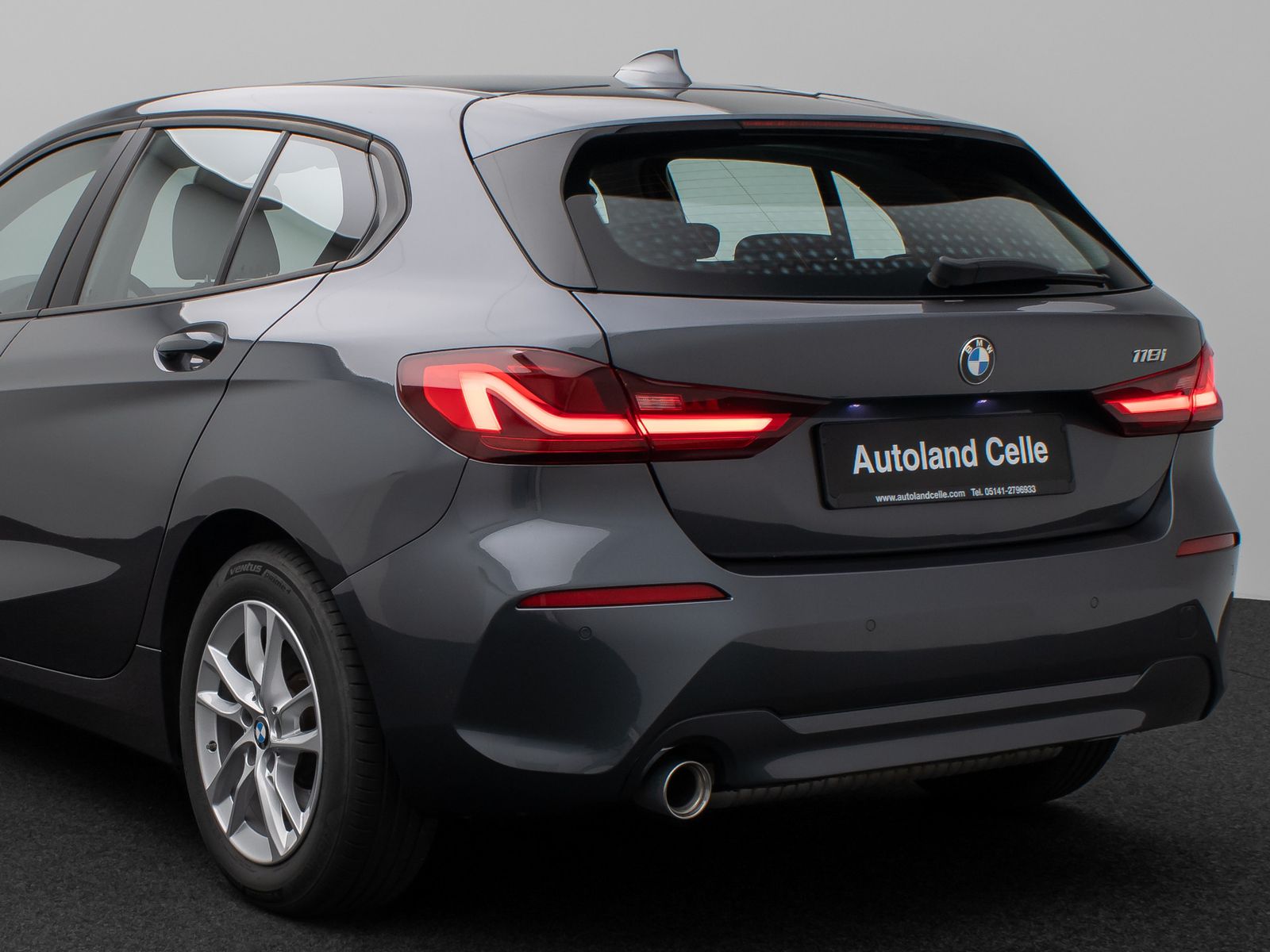 Fahrzeugabbildung BMW 118i Panorama HUD DAB HiFi WLAN PDC LED Alarm