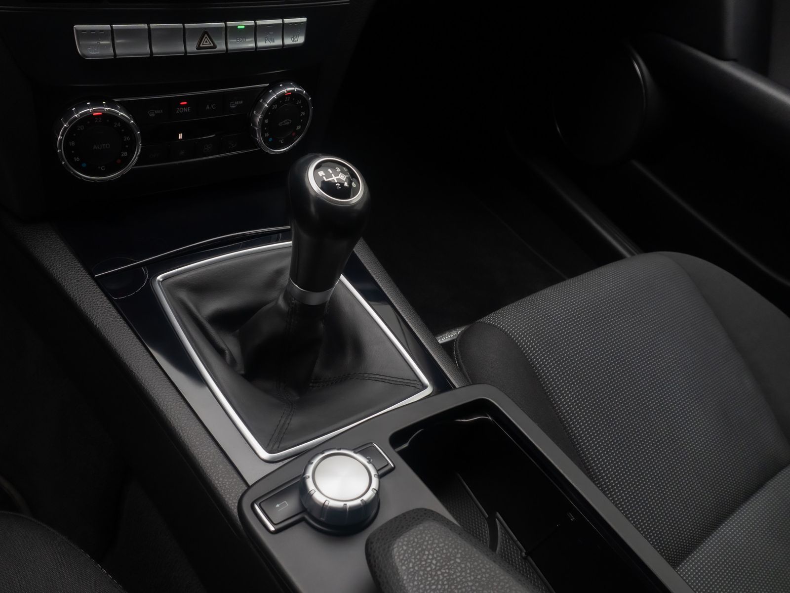 Fahrzeugabbildung Mercedes-Benz C 180 BlueEfficiency AHK Navi HiFi PDC KlimaAut