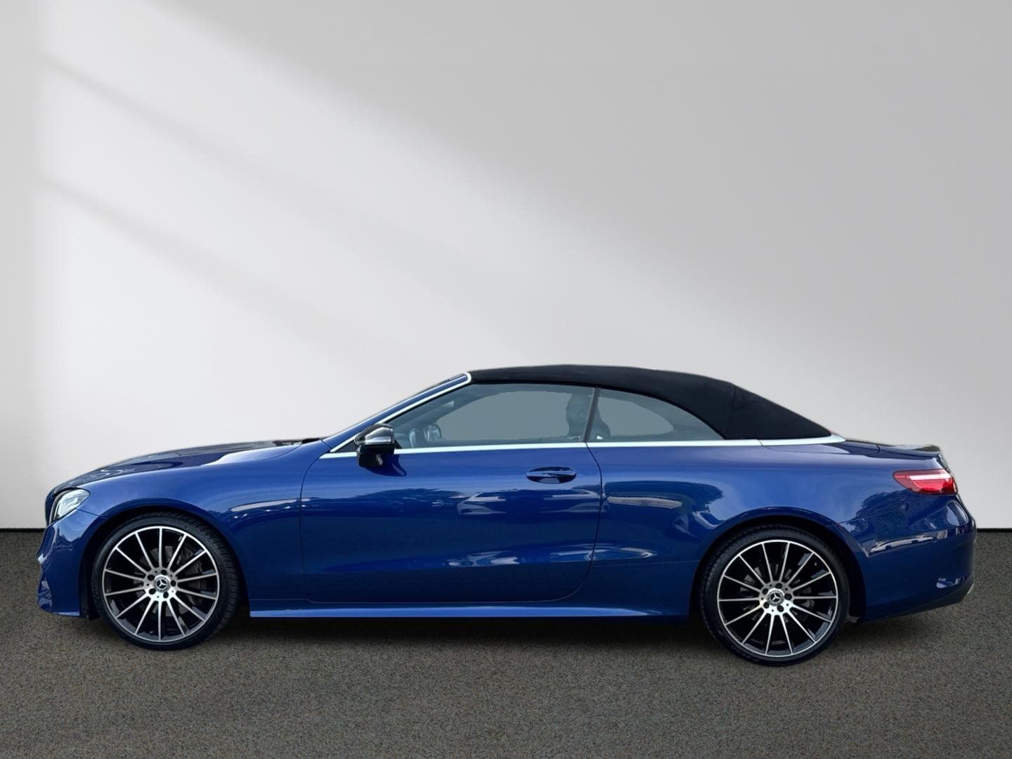 Mercedes-Benz E 220 d Cabrio AMG Night 20" Burmester Totwinkel imagem 3