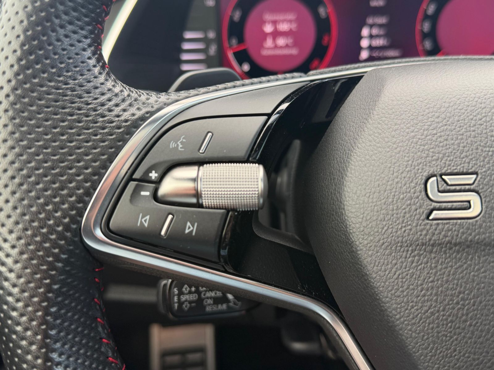 Fahrzeugabbildung SKODA Octavia 2.0 TSI 195 kW RS PANO*MATRIX*AHK*CANTON