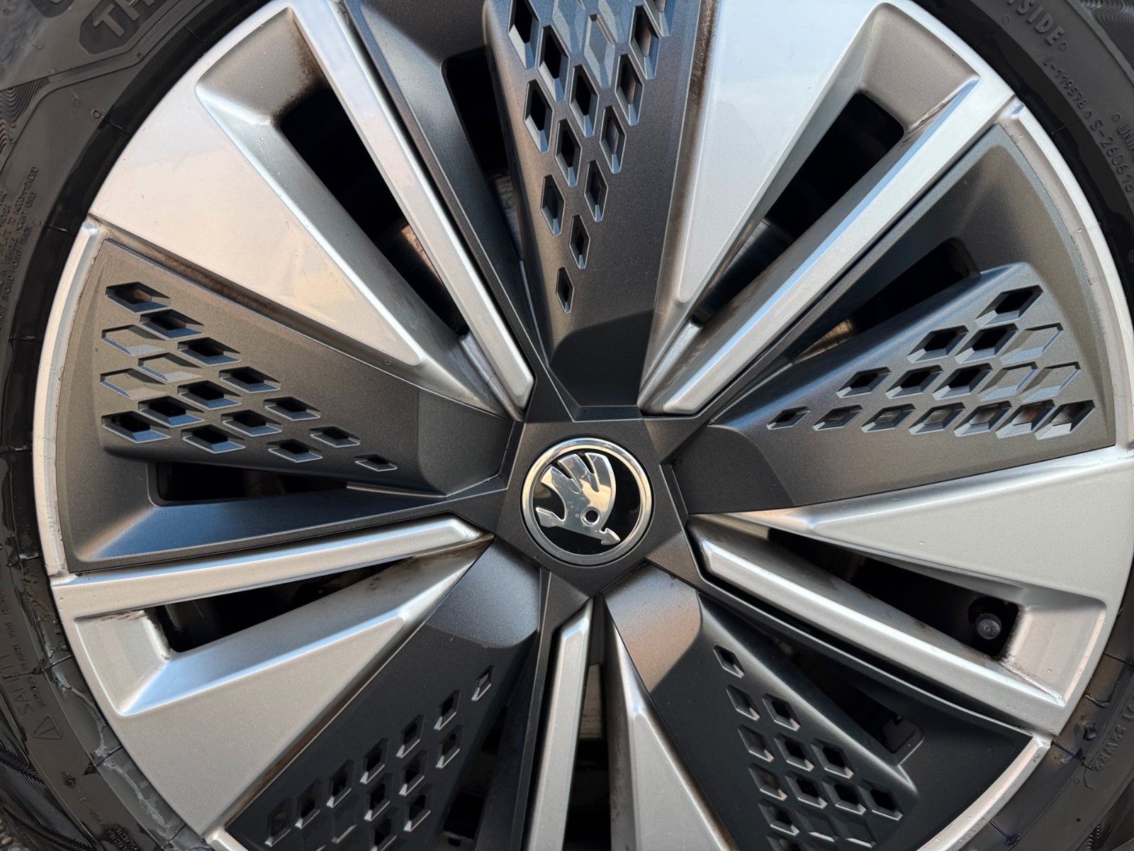 Fahrzeugabbildung SKODA Karoq 2.0l TDI AMBITION
