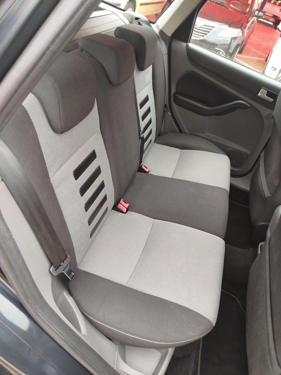 Ford Focus 2010 — photo 10