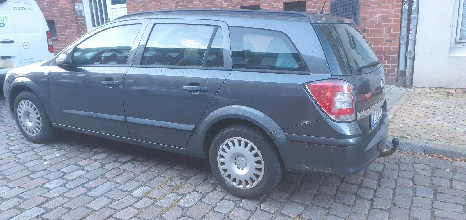 Opel Astra 2009 — rear view