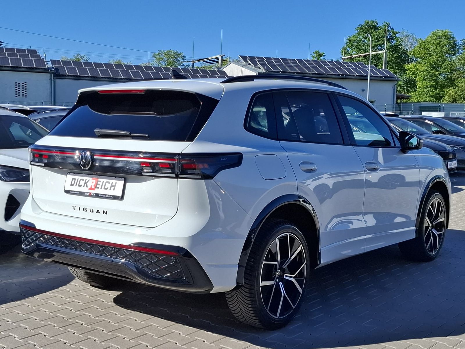 Fahrzeugabbildung Volkswagen Tiguan 2.0 TDI 4M R-Line BLACK*PAN*HK*AHK*MATRIX