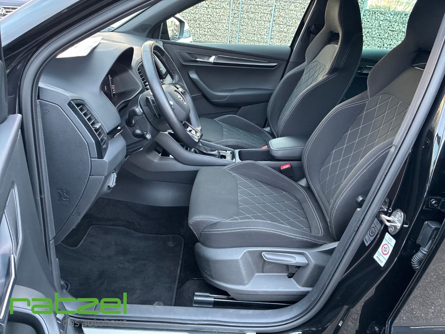 Fahrzeugabbildung SKODA Karoq Sportline 1.5 TSI DSG Navi LED Travel Assi