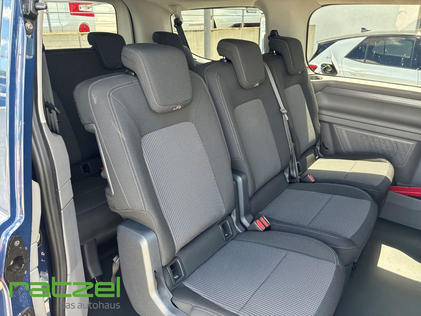 Fahrzeugabbildung Volkswagen T7 Caravelle BEV 100kW 9-Sitzer+Allwetter+ 64kWh