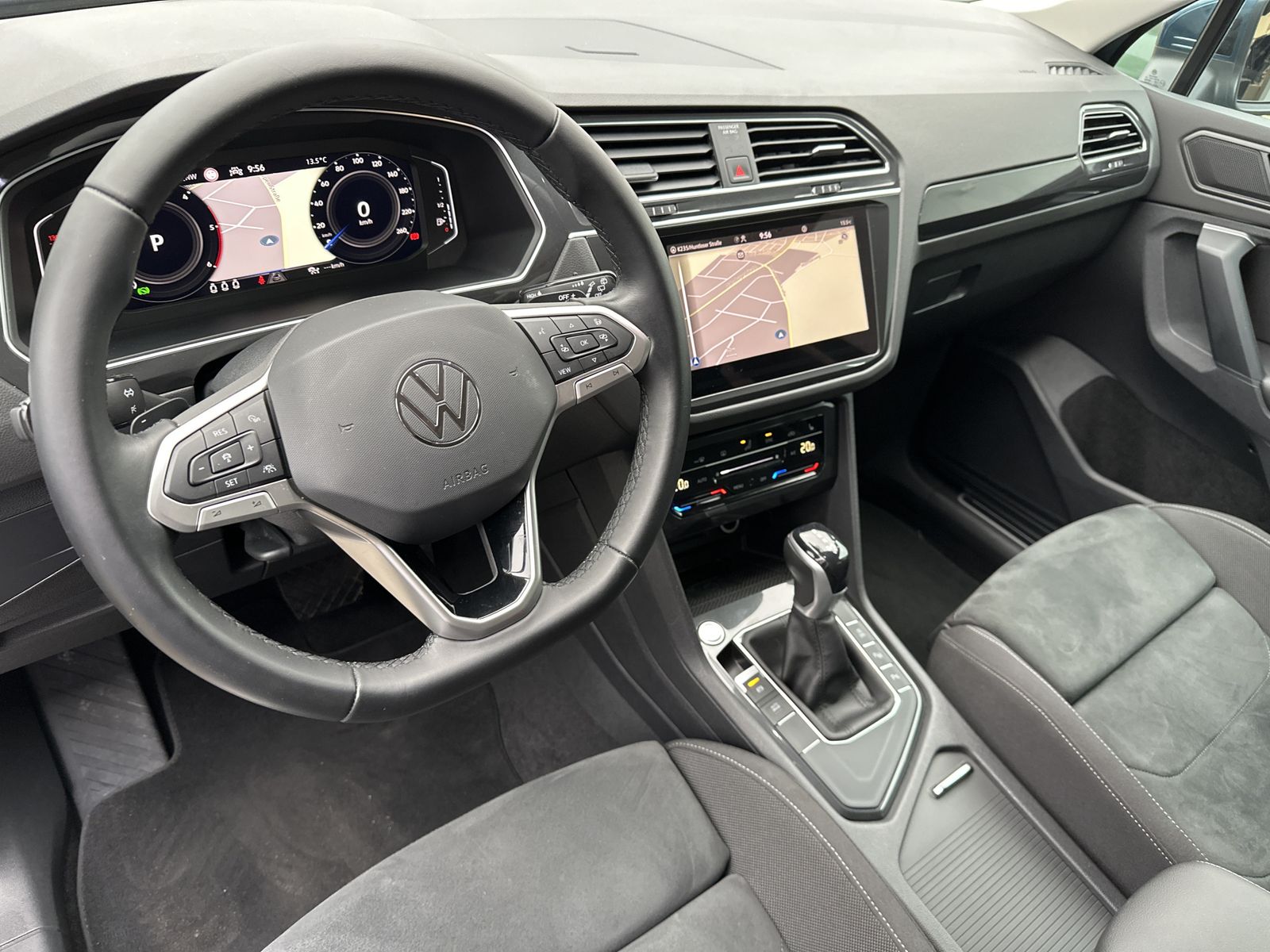 Fahrzeugabbildung Volkswagen Tiguan 2.0 TDI DSG Elegance NAV+MATRIX+ACC+VCOCK