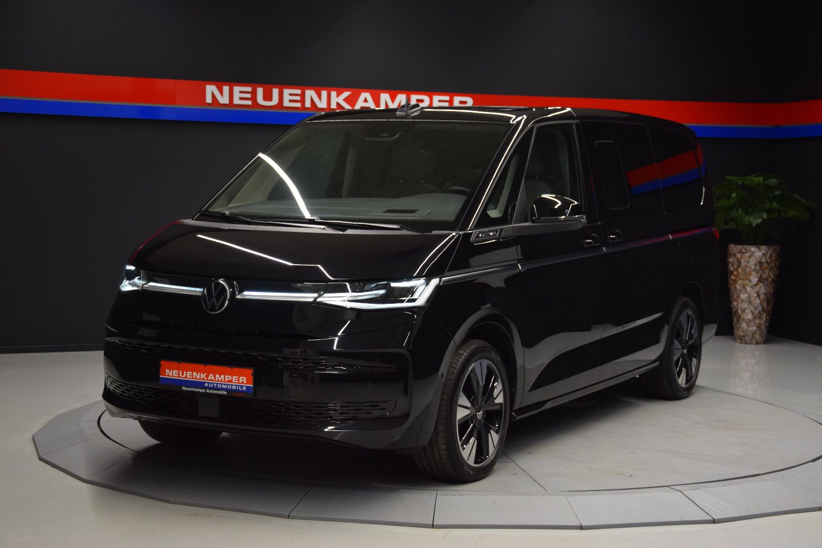 Fahrzeugabbildung Volkswagen T7 Multivan Style Lang Pano ACC Matrix AHK vis-a