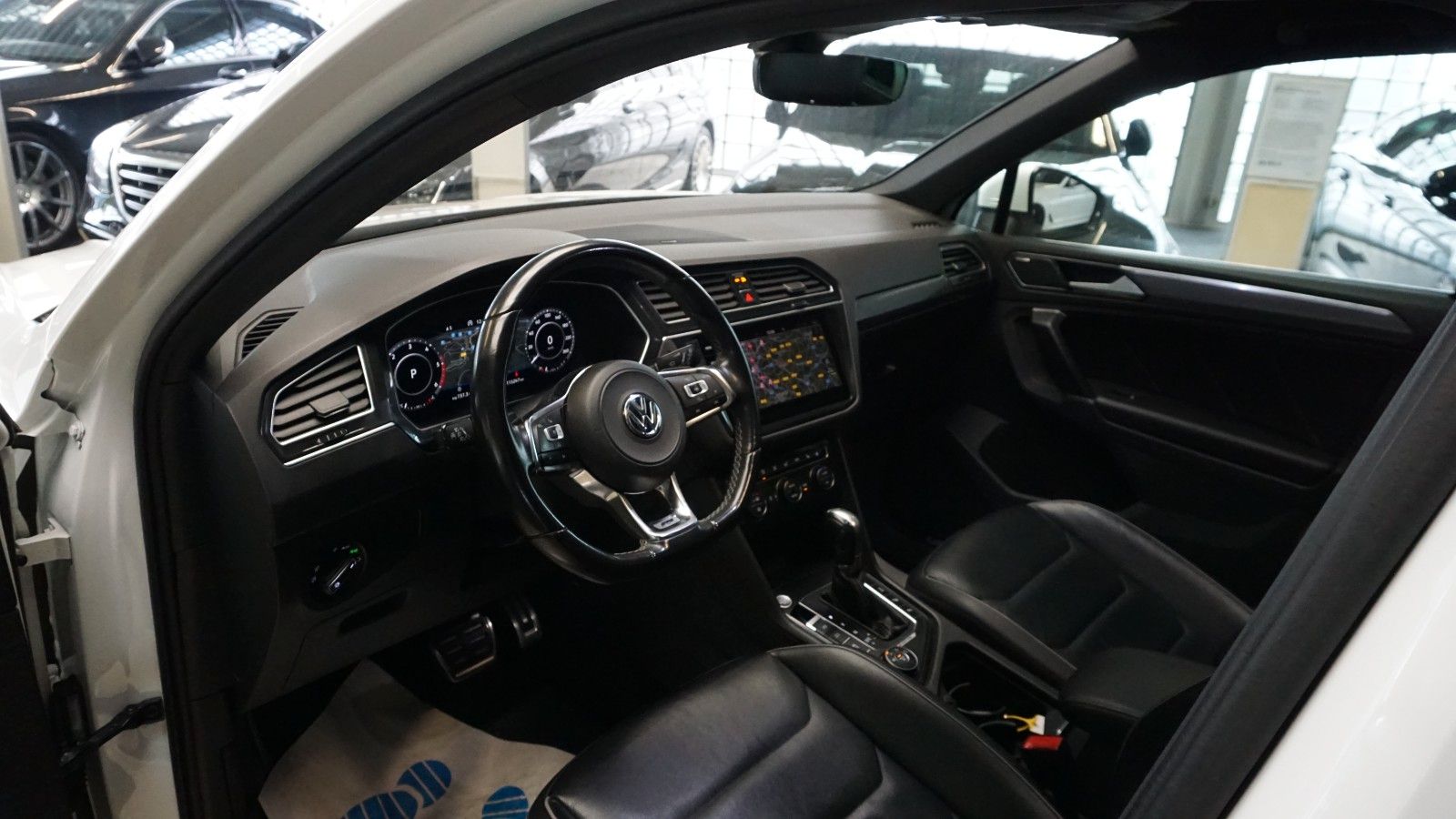 Fahrzeugabbildung Volkswagen Tiguan 4Motion R line *PANO*KAMERA*PERLMUTT*