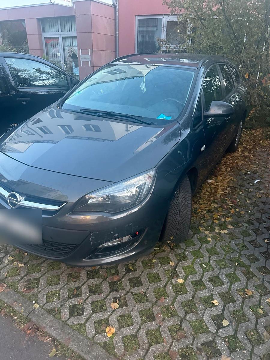 Opel Astra 2015 — rear view