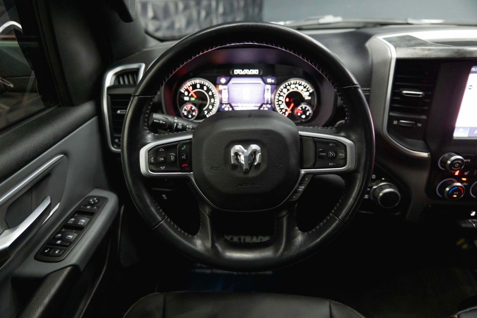 Fahrzeugabbildung Dodge RAM 5.7 V8 HEMI 4x4 OFFROAD Night-Paket Limited