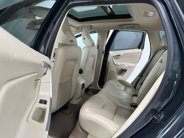 Fahrzeugabbildung Volvo XC60 D5 AWD Summum Kamera Navi BiXenon Leder