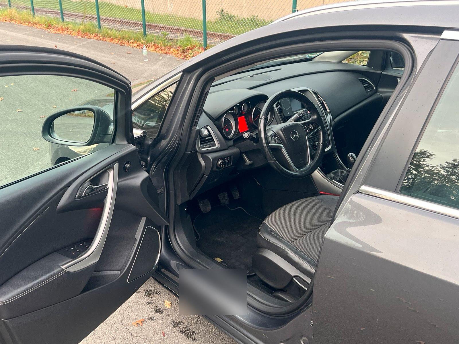 Opel Astra 2011 — photo 8