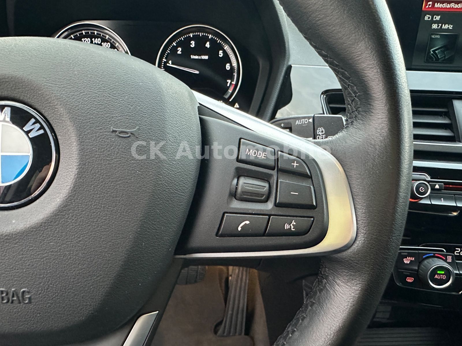 Fahrzeugabbildung BMW X1 sDrive 20i Sport-Line/Shadow-Line/Navi/LED