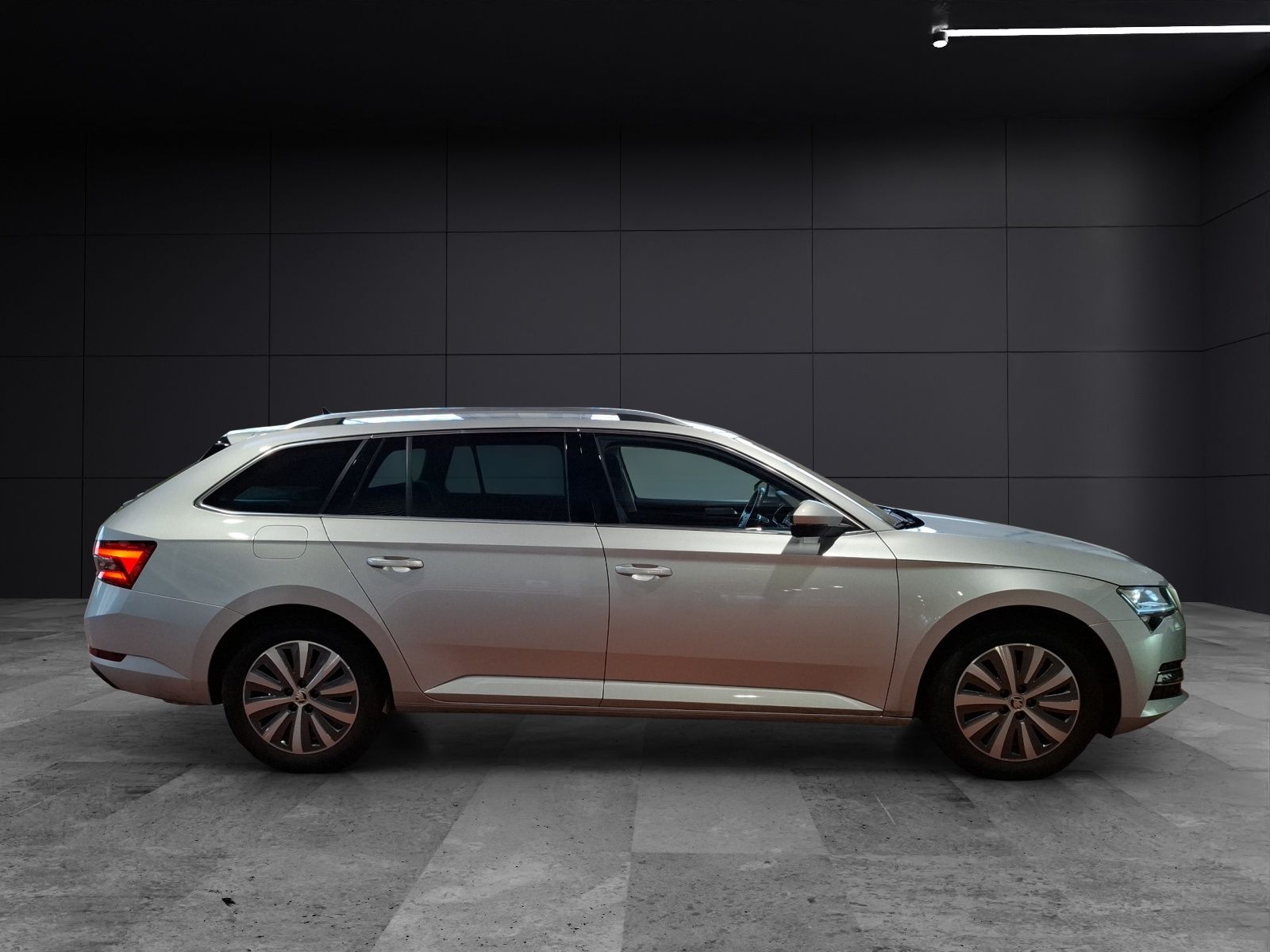 Fahrzeugabbildung SKODA Superb Combi TSI Style DSG Matrix AHK Navi AID b