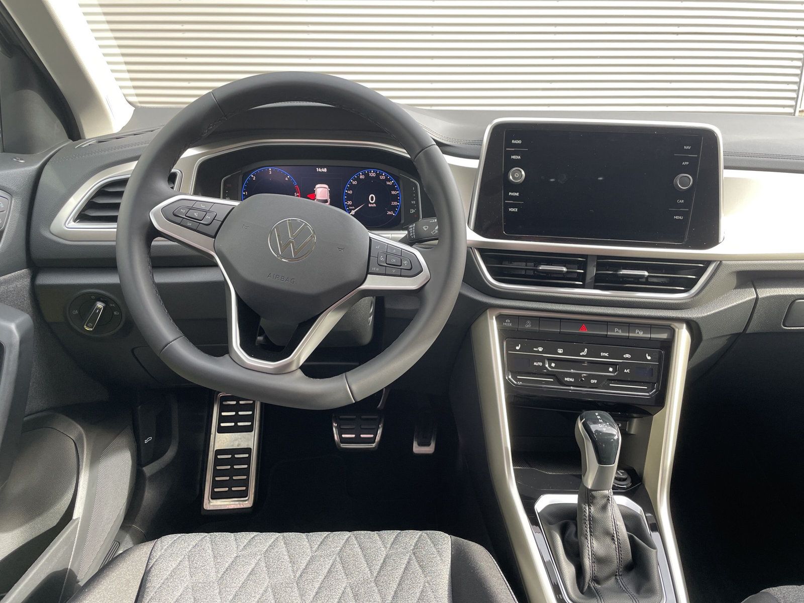 Fahrzeugabbildung Volkswagen T-Roc 2.0 TDI DSG Move NAVI AHK KAMERA