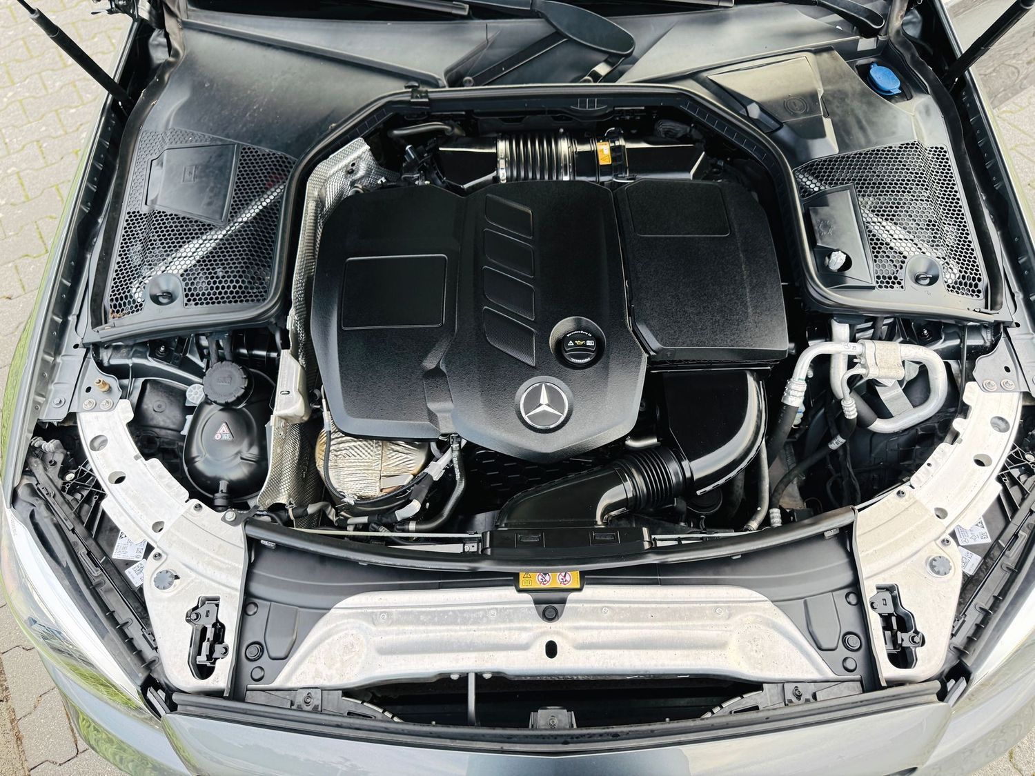Fahrzeugabbildung Mercedes-Benz C 220 T d AMG NIGHT Edition - AHK schw., Distron