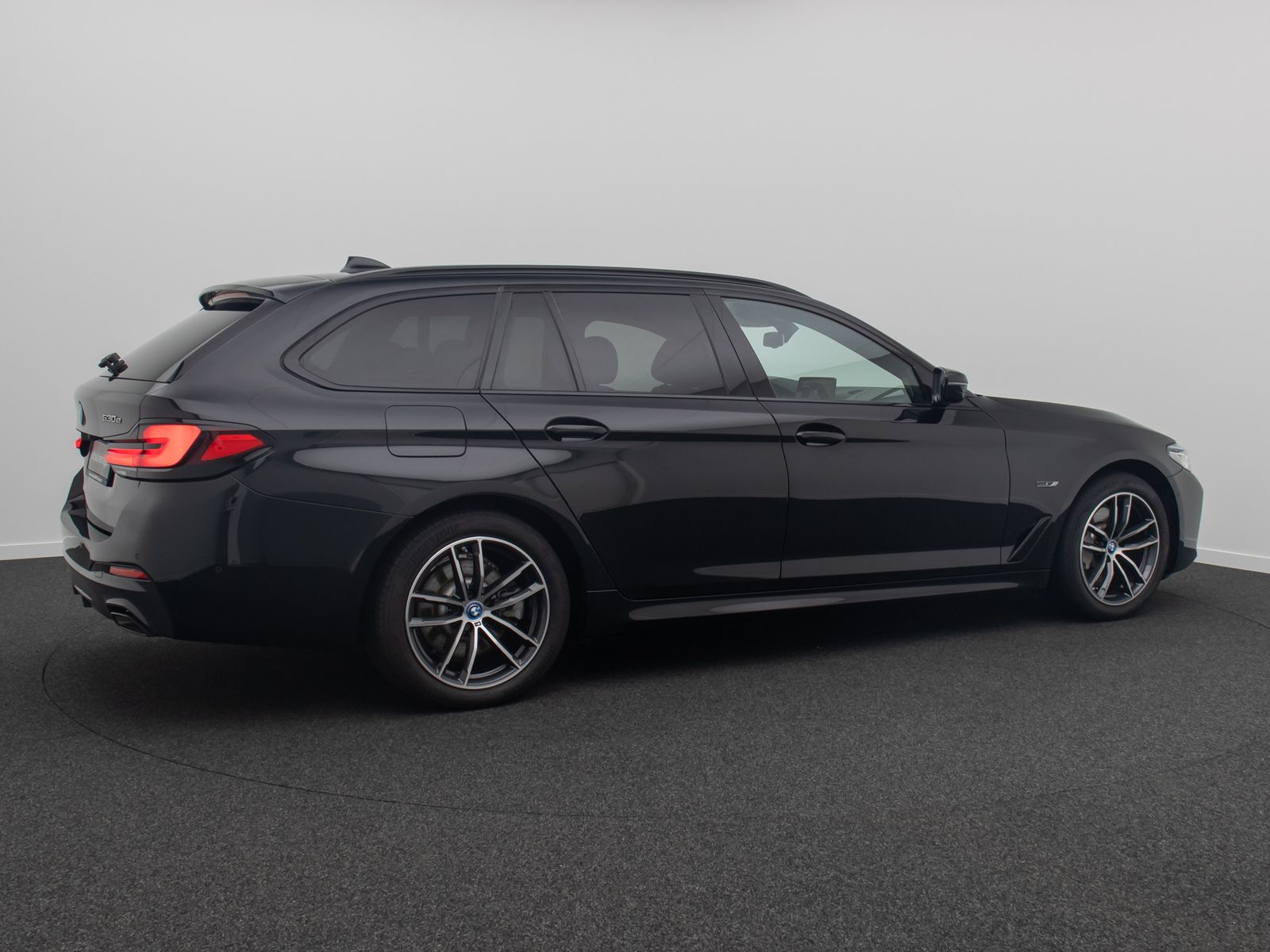 Fahrzeugabbildung BMW 530e xD M Sport Panorama HUD DAB H/K Kamera AHK