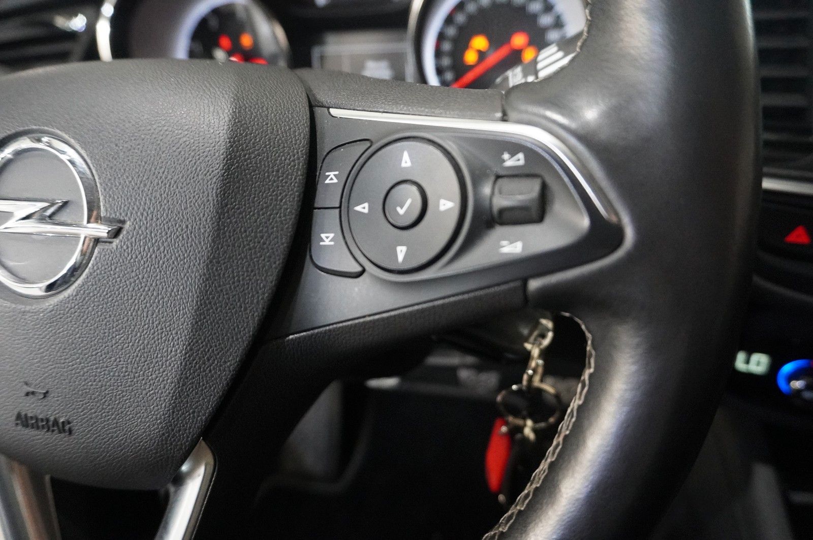 Fahrzeugabbildung Opel Insignia B ST 2.0D DYNAMIC 4X4 NAVI/LED/SHZ/AHK