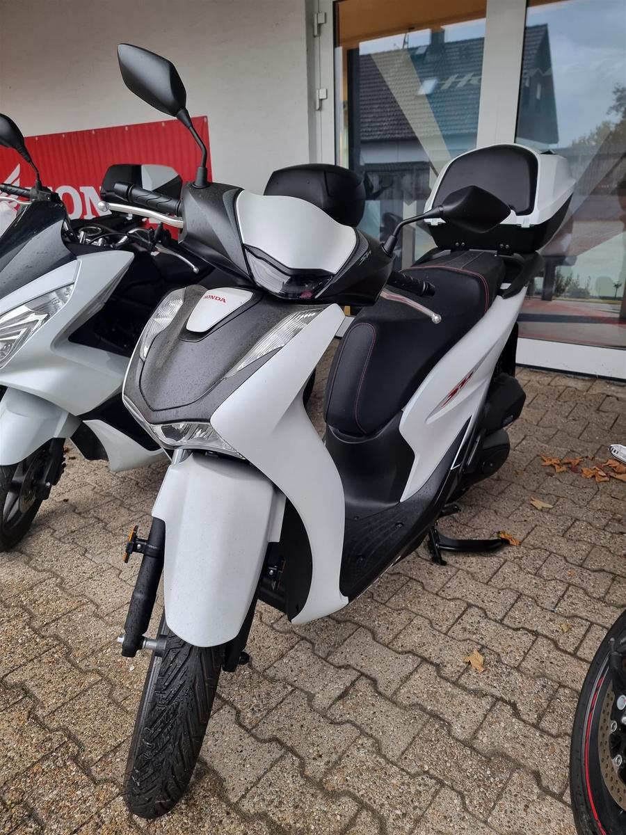Honda SH125i mit Topcase - nur 130km - wie neu