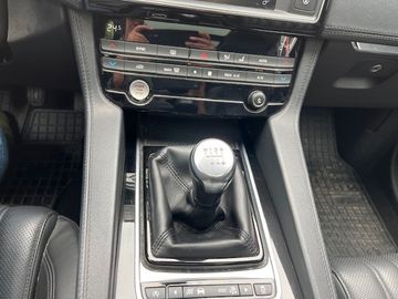 Bild 10 Jaguar F-PACE Portfolio AWD Leichter Seitenschaden