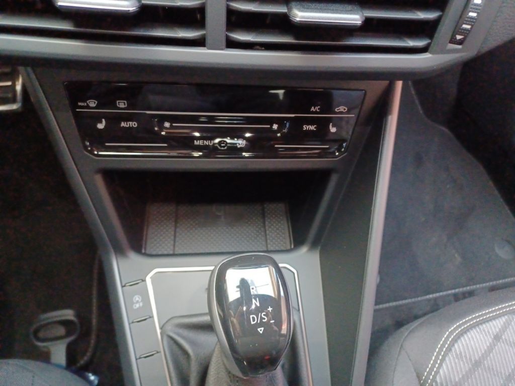 Fahrzeugabbildung Volkswagen Taigo 1.0 TSI DSG R-Line Black Style Navi, AHZV