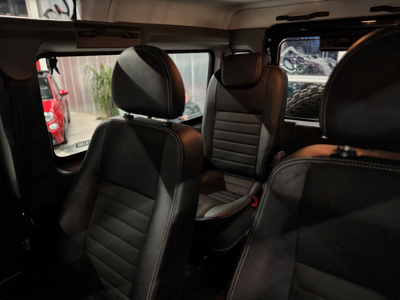 Fahrzeugabbildung Land Rover Defender 110 SE Station Wagon "Maxi-UMBAU"